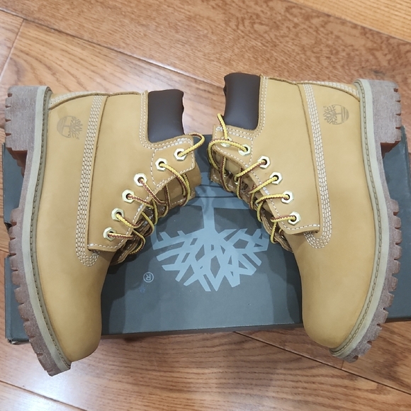 Timberland Tan Boots Classic Nubuck Design - Picture 5 of 7